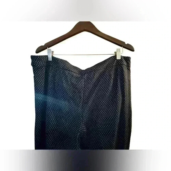 Size 2X Plus Size Pull-on pant in Black with White Polka dots - Picture 5 of 13